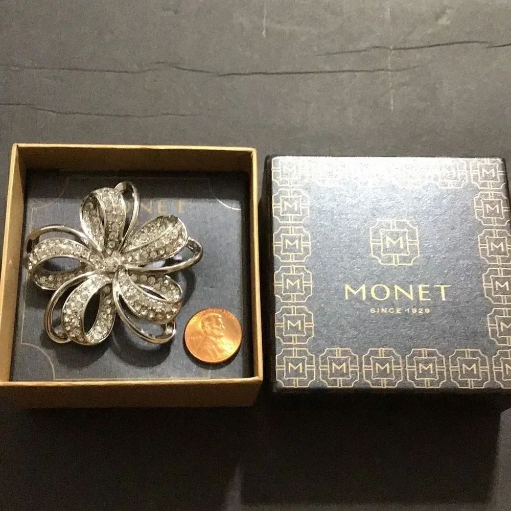 Brooch New in the box Silvertone, rhinestone flower, brooch by Monet 